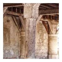 Poteau taillé en colonne de charpente ancienne / H...